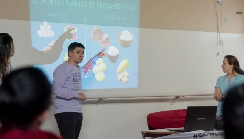 La charla sobre alimentación se realizó en la Escuela Provincial de Danzas.