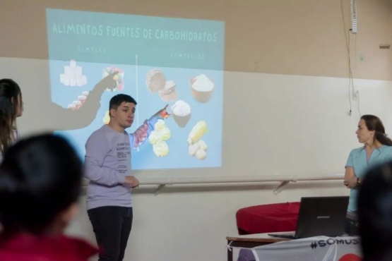 La charla sobre alimentación se realizó en la Escuela Provincial de Danzas.