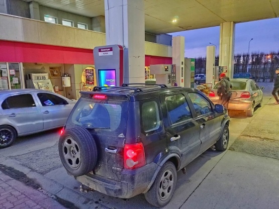 Largas filas en la estación de servicio. (Foto: C.G.)