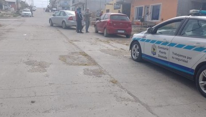 Perdió el control y chocó contra un auto estacionado 