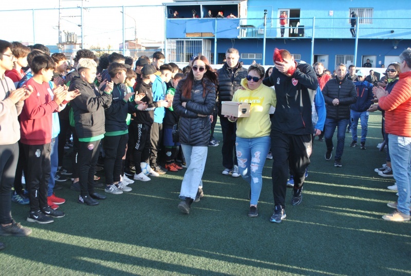 Un momento de gran eHomenaje a Rahmermotividad se vivió durante la inauguración de la Liga Barrial.