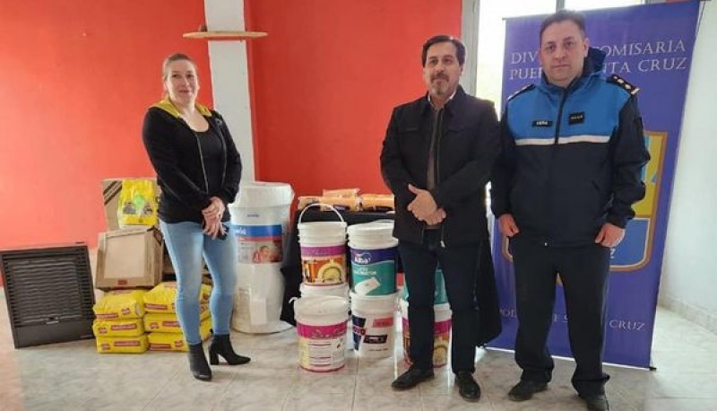 Entregaron materiales para la comisaría de la mujer de Puerto Santa Cruz 