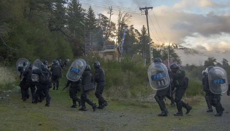 Las Fuerzas de Seguridad desalojaron a la comunidad mapuche de Villa  Macardi-