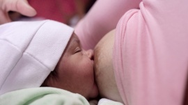 La leche materna de vacunadas contra el Covid transfiere inmunidad a bebés