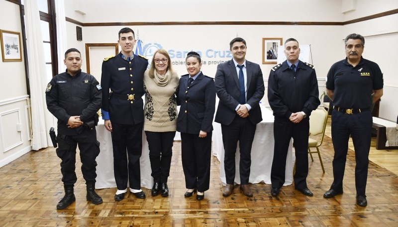 Alicia Kirchner recibió a efectivos policiales que asistieron a una madre a punto de dar a luz