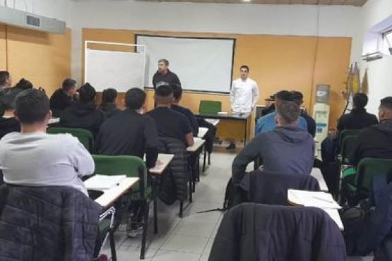 Municipio brindó charla a los cadetes de policía 