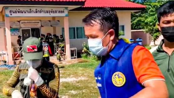 El Rey de Tailandia visitó la provincia donde ocurrió la masacre en una guardería