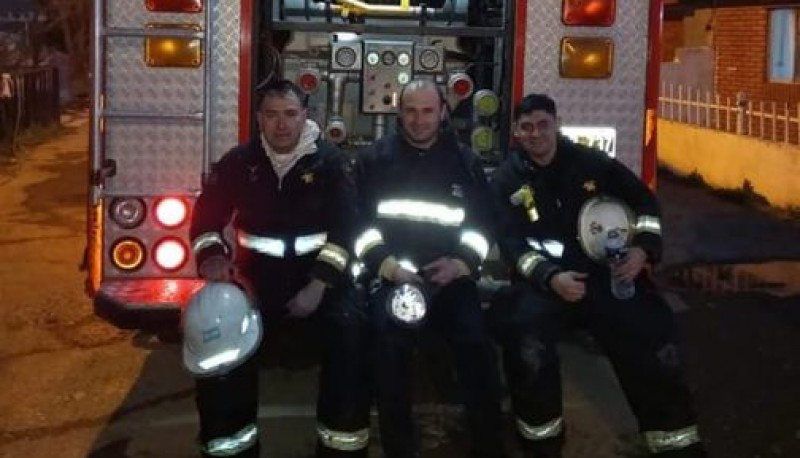 Felicitaron a los bomberos que rescataron a un niño en un incendio 