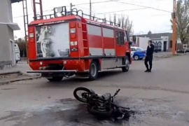 Bomberos sofocaron incendio sobre una motocicleta