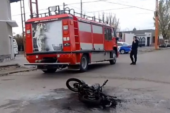 Bomberos sofocaron incendio sobre una motocicleta 