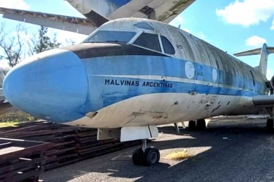 Fokker F-28 Mk 3000c que el 2 de abril de 1982 trajo al continente el cuerpo del primer militar muerto en combate, el capitán Pedro Giachino.