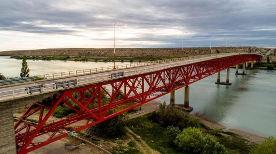 Circulación a media calzada en los puentes sobre río Santa Cruz