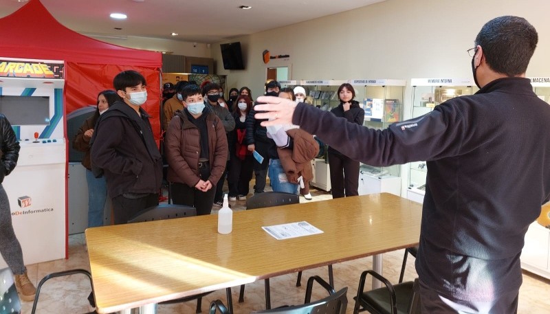 Jovenes de visita en el Museo de Informática 