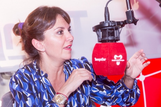 Silvina Córdoba en el piso de Tiempo FM.
