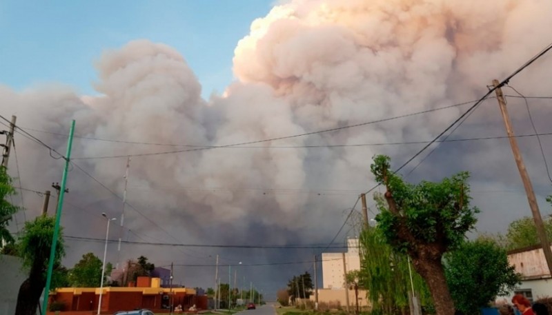 El humo afecta a las comunidades cercanas al delta del Paraná. 