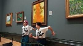 Manifestantes ecologistas arrojaron sopa de tomate sobre "Los girasoles" de Van Gogh