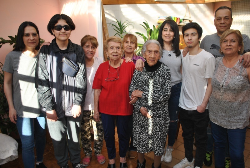 Edumiña, de 109 años, viajó para ver a su familia.