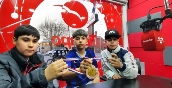 Los chicos de Olimpia y una de sus medallas.