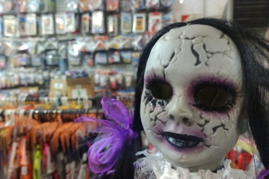 Los comercios de Río Gallegos ofrecen los más variados productos de Halloween.