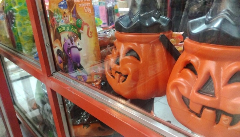 Los comercios de Río Gallegos ofrecen los más variados productos de Halloween.