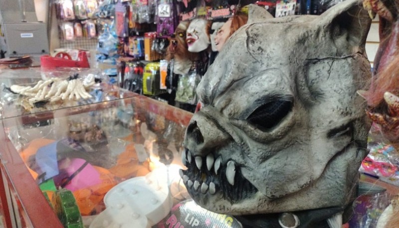 Los comercios de Río Gallegos ofrecen los más variados productos de Halloween.