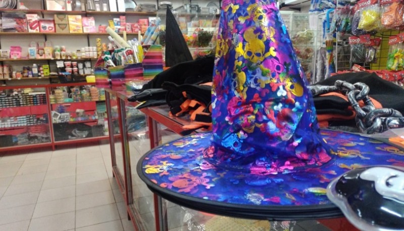 Los comercios de Río Gallegos ofrecen los más variados productos de Halloween.