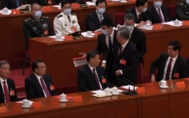 El momento en que Xi Jinping ordenó expulsar al ex jefe de Estado chino Hu Jintao con guardias de seguridad