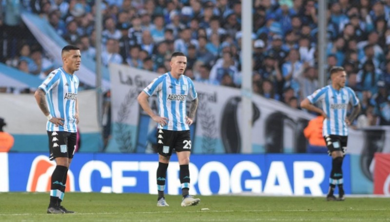 Racing Club perdió sobre la hora en su estadio ante River Plate por 2 a 1 y se quedó sin la Liga Profesional de Fútbol de Primera División.