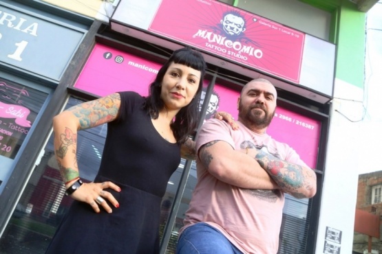 Tatuador reconstruye pezones de mujeres que tuvieron cáncer de mama
