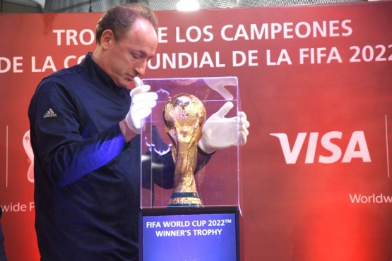 La Copa del Mundo que estará en juego a partir del próximo 20 de noviembre en Qatar hoy llegará al país en el marco de la gira que organiza la FIFA.