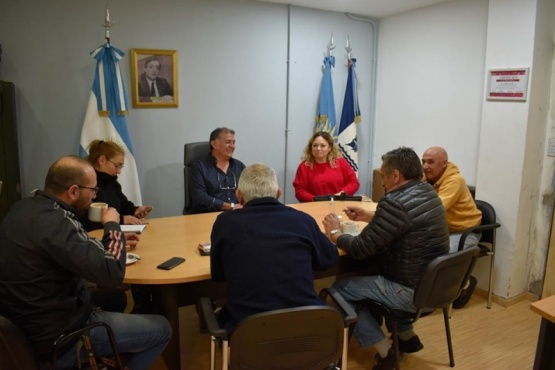 El secretario de Gobierno de la Municipalidad de Río Gallegos, Silvio Escobar, se reunió este martes con concesionarios de Taxis y delegados de las distintas paradas de Río Gallegos. 