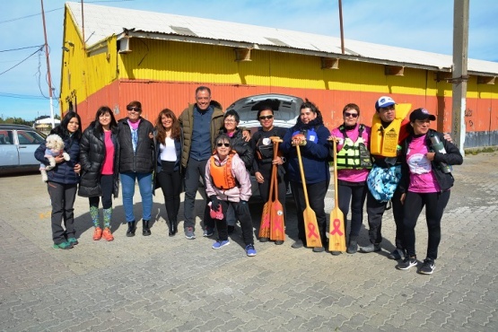 El vicegobernador junto a las Guerreras Rosa del Viento. 