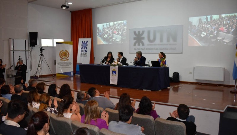 El intendente de Río Gallegos Pablo Grasso, estuvo en la apertura de la conferencia que brindó la reconocida doctora Marisa Herrera. 