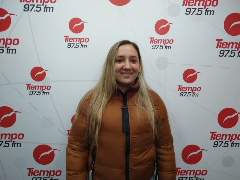 Gabriela Petric en el piso de Tiempo FM.