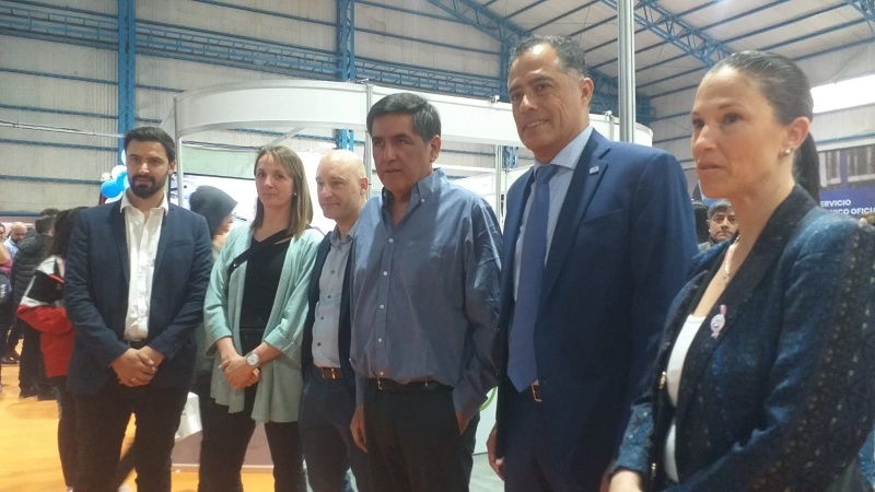 La ceremonia de inauguración estuvo encabezada por el Secretario General de AOMA, a quien acompañaron el vicegobernador de la Provincia, Eugenio Quiroga, el intendente de San Julián, Daniel Gardonio y el Secretario de Comercio e Industria de la Provincia, Leandro Fadul. 