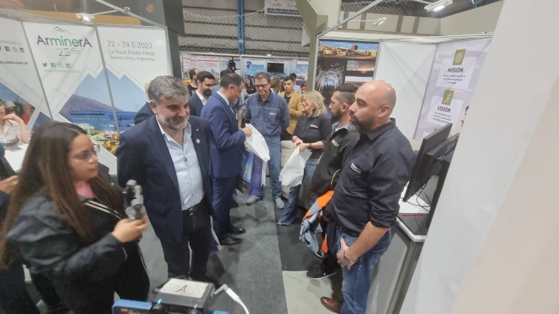 La ceremonia de inauguración estuvo encabezada por el Secretario General de AOMA, a quien acompañaron el vicegobernador de la Provincia, Eugenio Quiroga, el intendente de San Julián, Daniel Gardonio y el Secretario de Comercio e Industria de la Provincia, Leandro Fadul. 