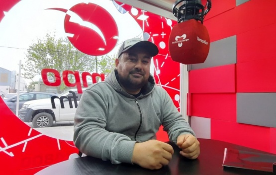 Julio Arabena en el piso de Tiempo FM.