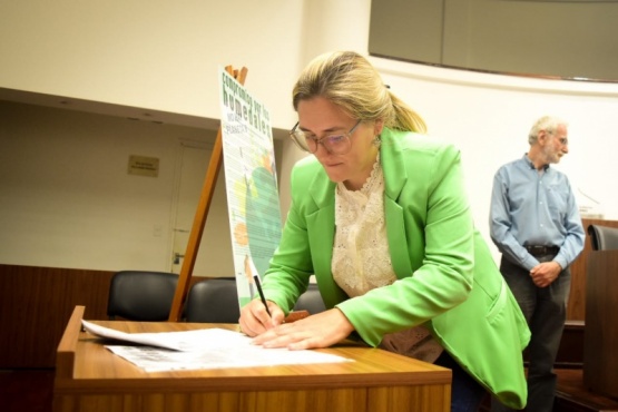 La concejal Valeria López Delzar de Santa Fe, rubricando el compromiso por los Humedales. 