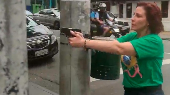 Una diputada bolsonarista fue filmada con un arma en San Pablo persiguiendo a lulistas