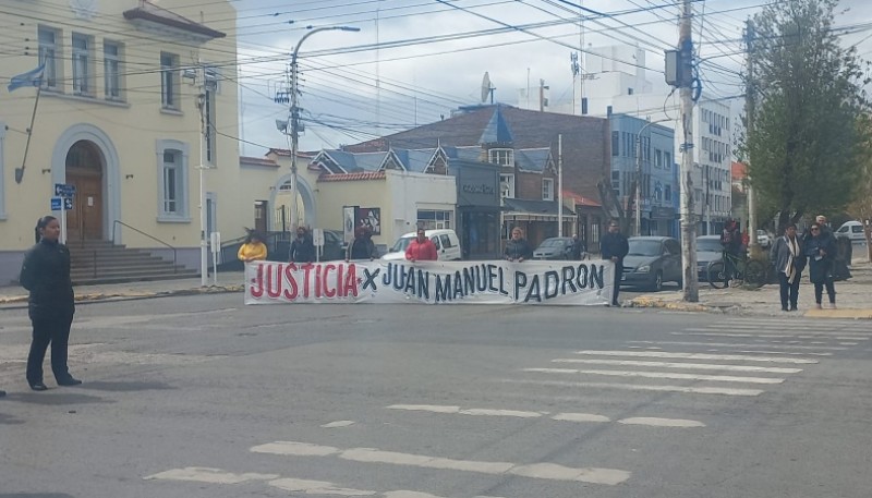 En el izamiento, familiares de Juan Manuel Padrón reclamaron justicia 