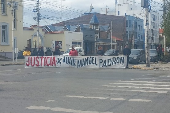 En el izamiento, familiares de Juan Manuel Padrón reclamaron justicia 