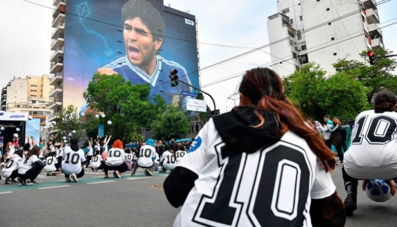 Tiene 45 metros de altura por 40 de ancho y muestra una imagen de Maradona en el inicio de la final del Mundial de Italia 1990.