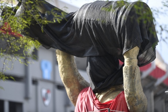 La estatua de Gallardo llegó al Monumental