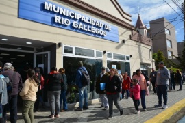 Largas filas en la primera mañana de entrega de tarjetas SUBE