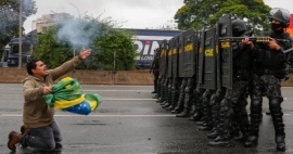 Máxima tensión: militantes “bolsonaristas” se enfrentan con la Policía en las rutas