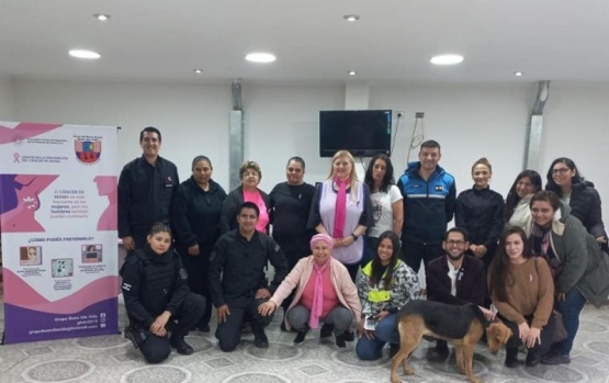 Policías participan de charla para concientizar sobre el cáncer de mama