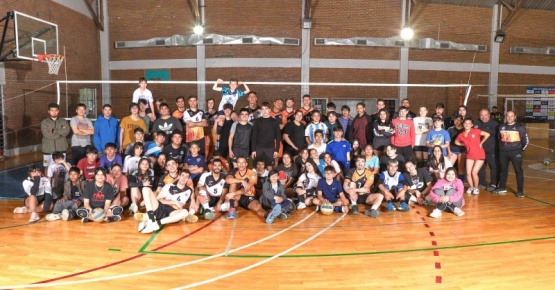 Antes de viajar a CABA, el primer equipo compartió un tiempo con los chicos y las chicas del club. 