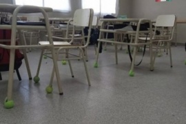 Una escuela de Chubut puso pelotas de tenis en los bancos para cuidar a un chico con autismo