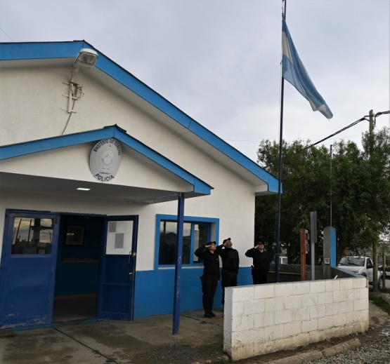 Se izó la Bandera Nacional en las dependencias policiales