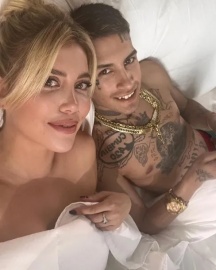 Wanda Nara se mostró en bata y L-Gante la invitó a pasar la noche juntos